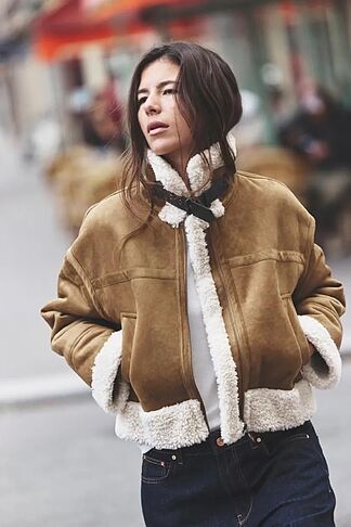 Neither wool coats nor feather coats: Zara's 8 sheepskin jackets that are a hit and ideal to combine with jeans