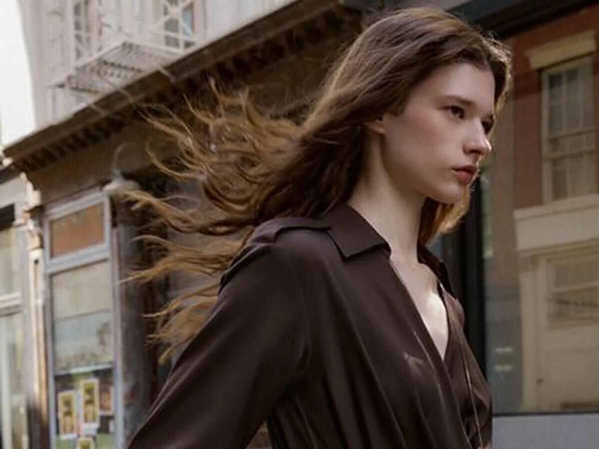 Woman wearing a wrap dress from Zara - Foto 1 de 7