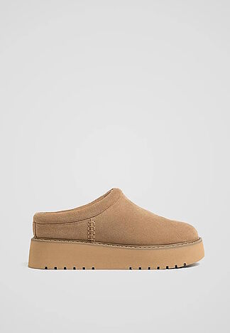 Stradivarius launches these impressive UGG-style boots and clogs that are a hit this season