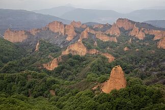 The secret hidden in these reddish caves of El Bierzo (Spain) about the largest gold mine of the Roman Empire