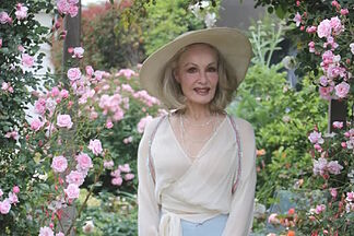 This is how Julie Newmar, the first Catwoman, lives at 93