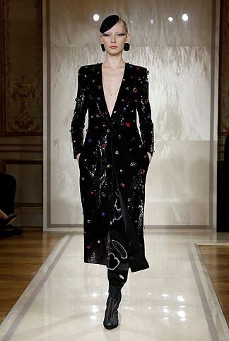 Armani Priv� Haute Couture spring-summer 2025: hyper-feminine women with black, champagne and daring necklines in the spotlight
