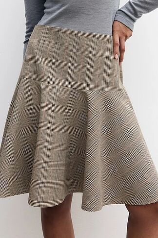 The triumphant return of plaid skirts: the must-have for women in their 40s and 50s