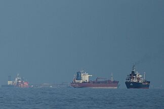 Iran attacks oil pipelines and boasts of mining the Strait to raise oil prices during the ceasefire