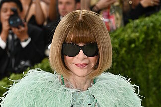 This is the impressive house of Anna Wintour in New York: from the late 19th century, valued at 11.5 million, with a private communal garden...