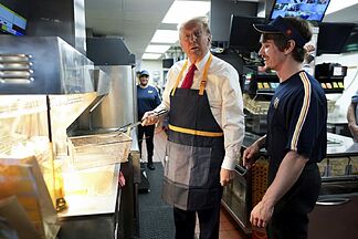 The awkward moment of this McDonald's delivery woman with Trump: "I think you voted for me, right?"