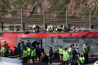 A gap in the road of more than 30 centimeters focuses suspicions on the origin of the Spain accident