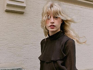 Zara has these 9 perfect dresses for autumn: they look very elegant and sophisticated when worn with black tights and boots