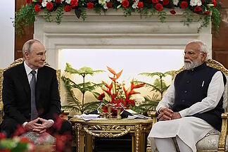 Vladimir Putin pays tribute to Gandhi in India after threatening Europe