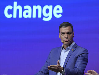 Brussels points out Snchez as one of the only two EU presidents without budgets and warns: poverty risk and employment in "critical situation"