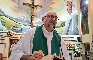 Priest dies after a wooden cross falls on him during a mass in Guayaquil