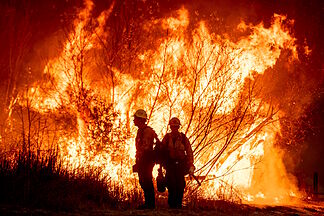 A large fire ravages more than 400 hectares in the Angeles National Forest and nearby residents are evacuated
