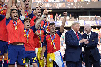 At your party I crashed: Donald Trump in the photo of Spain's world champions