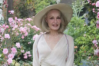 This is how Julie Newmar, the first Catwoman, lives at 93: photos of her latest appearance