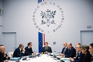 Macron announces the ban on non-union demonstrations