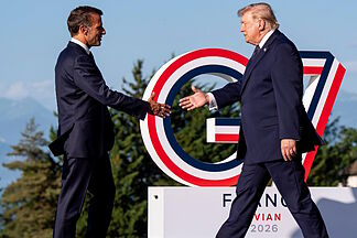 Trump announces full reopening of the Strait of Hormuz on Friday and Macron reiterates his "willingness to cooperate" with an international mission
