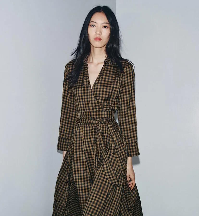Woman wearing a wrap dress from Zara - Foto 1 de 7 Woman wearing a wrap dress from Zara - Foto 1 de 7