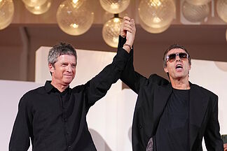 Oasis: Don't Look Back in Anger, the Gallagher brothers' apotheosis told by a notary