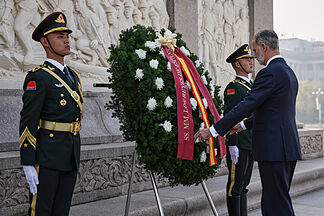 Spain lays flowers at Tiananmen and Xi offers "more dynamism" in relations