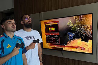 From the "pocha" in South Africa to online Mario Kart, TikTok, and an old console in 2026: this is how the team's coexistence has changed