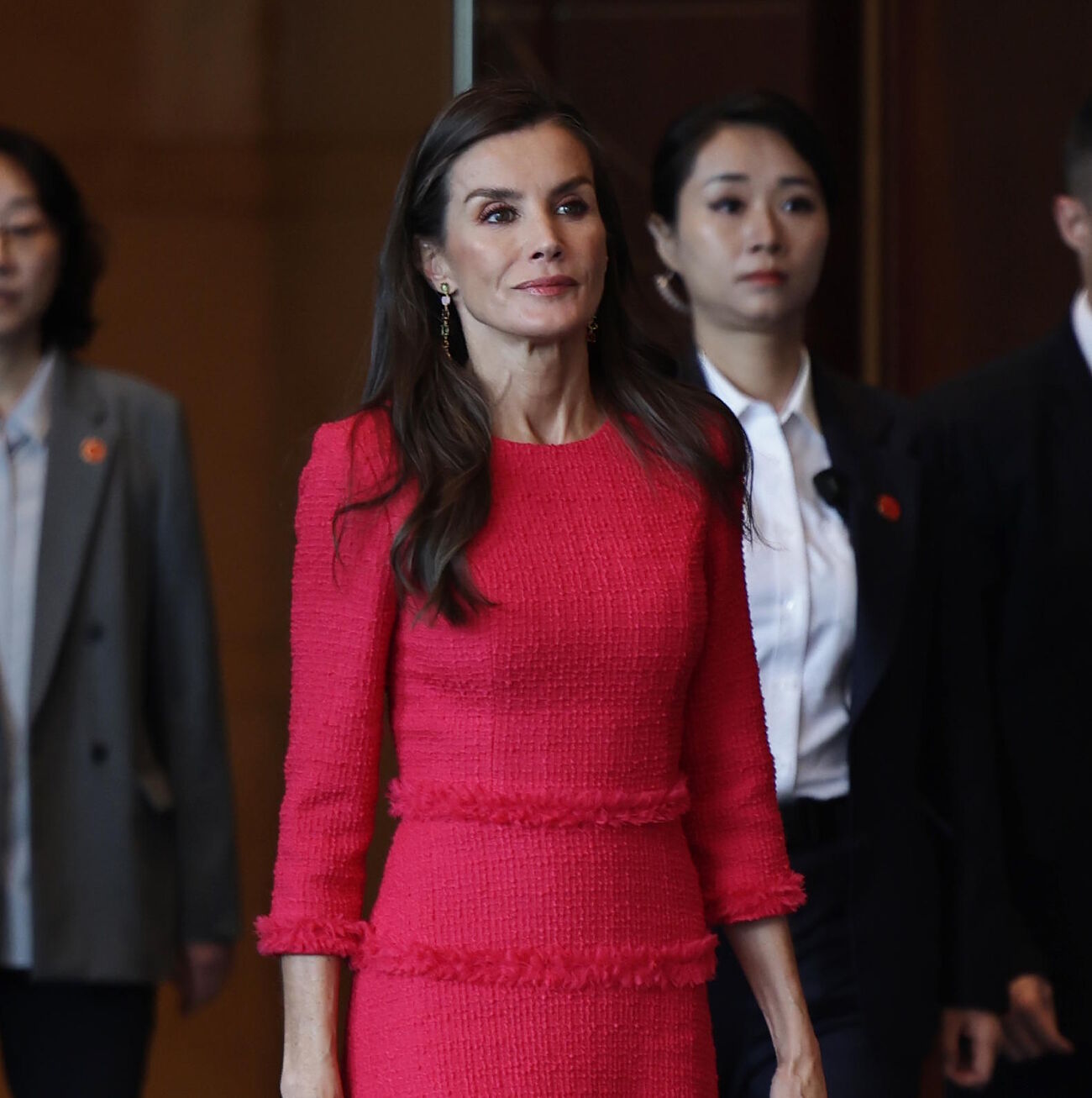 Queen Letizia adds color to her first day in China with a fitted fuchsia pink  dress