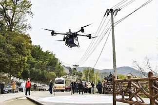 Chinese drones delivering hot meals to elderly people in remote villages (and tourists at the Great Wall)