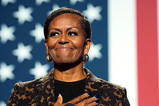 Michelle Obama indulges in the luxury of Menorca: private jet, art for the wealthy, yacht... and ham croquettes
