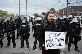 A judge orders immigration police to improve 'inhumane' conditions at a migrant center near Chicago