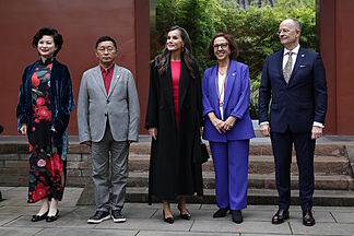 The queen of Spain pays tribute to Antonio Machado in the Chinese city of Chengdu