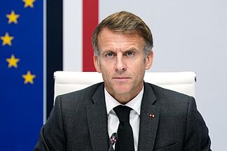 Macron criticizes "stupid" comments from Trump and other leaders using AI to manipulate images of riots
