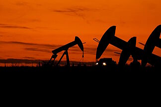 From Venezuela to Wall Street: Why does the world invest over 570,000 million a year in oil... if there is already an abundance?