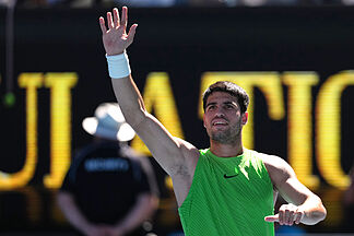 Alcaraz charges past Moutet in an artist's duel and is already in the Australian Open round of 16