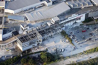 Multitude of people trapped inside a shopping center in Kumamoto (Japan) after a strong 7.1 magnitude earthquake