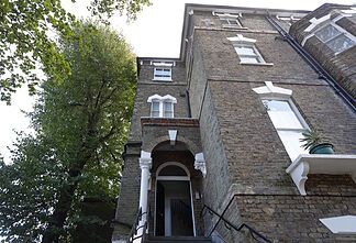 London: Paying 1,400 euros for a room while dismantling Thatcher's rental model