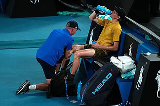 Sinner reopens the debate on medical timeouts: the dark arts in tennis, Djokovic's example, and precedents against him