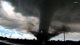 An impressive tornado ravages Oklahoma
