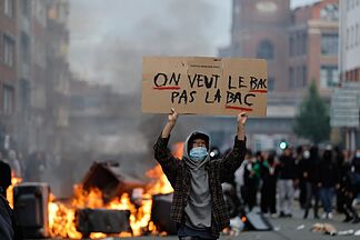 Over 600 detained in youth protests and blockades of French high schools