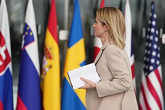 Europe reacts with "astonishment" and fear to Trump's new strategy